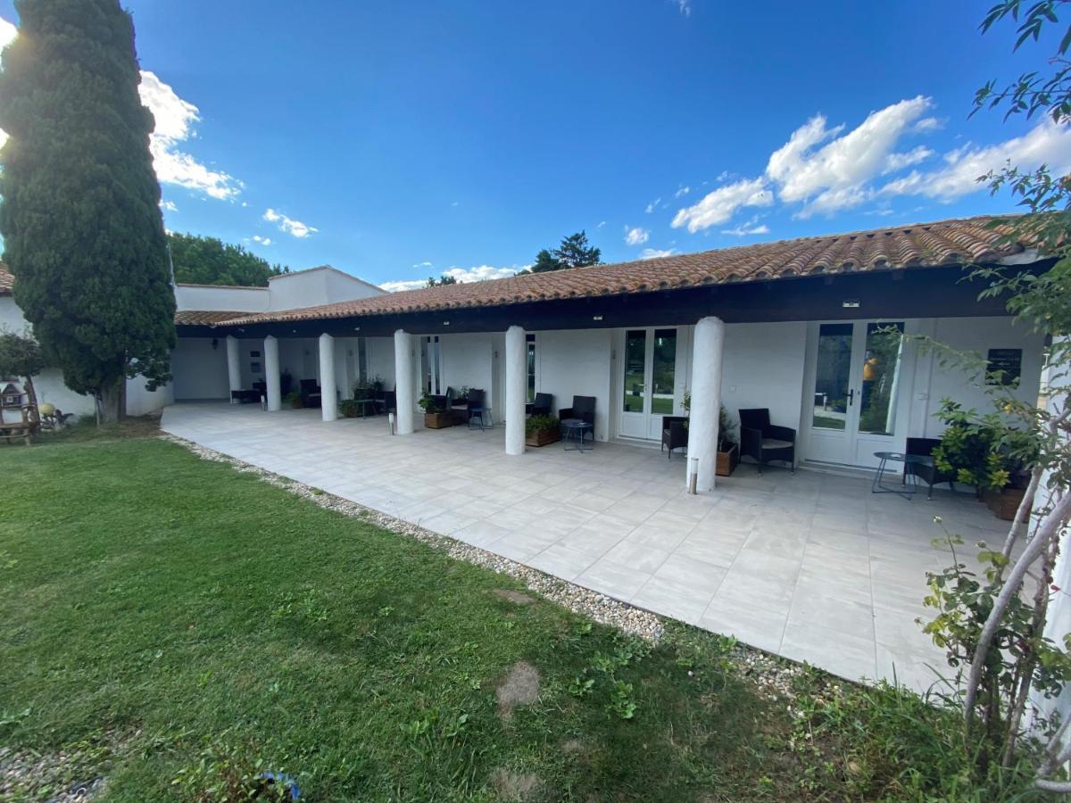 Mas De La Grenouillere Hotel Et Centre Equestre En Pleine Nature Сен Мари де ла Мер Екстериор снимка